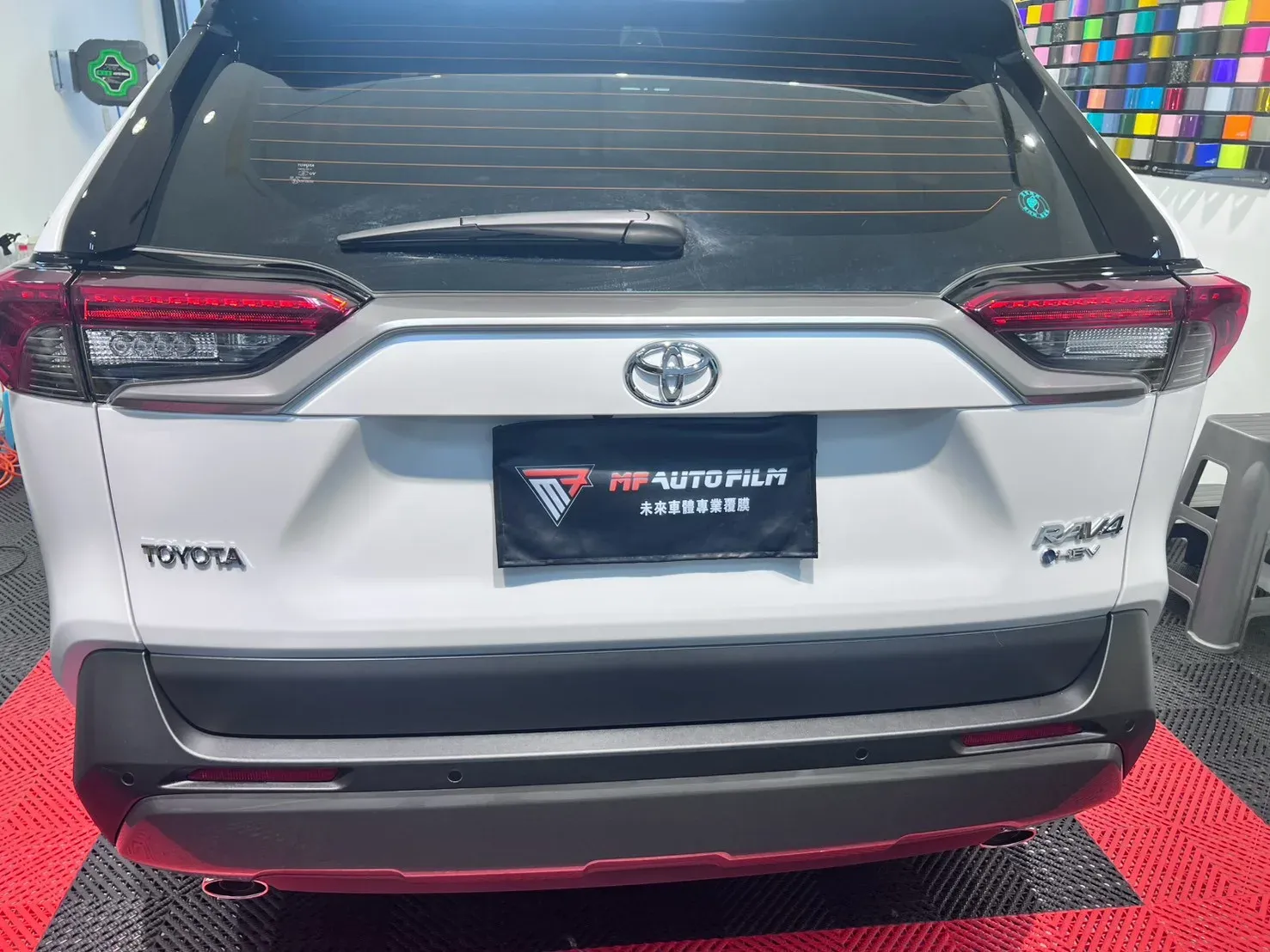Toyota RAV4 車尾完工照，消光白霧面質感