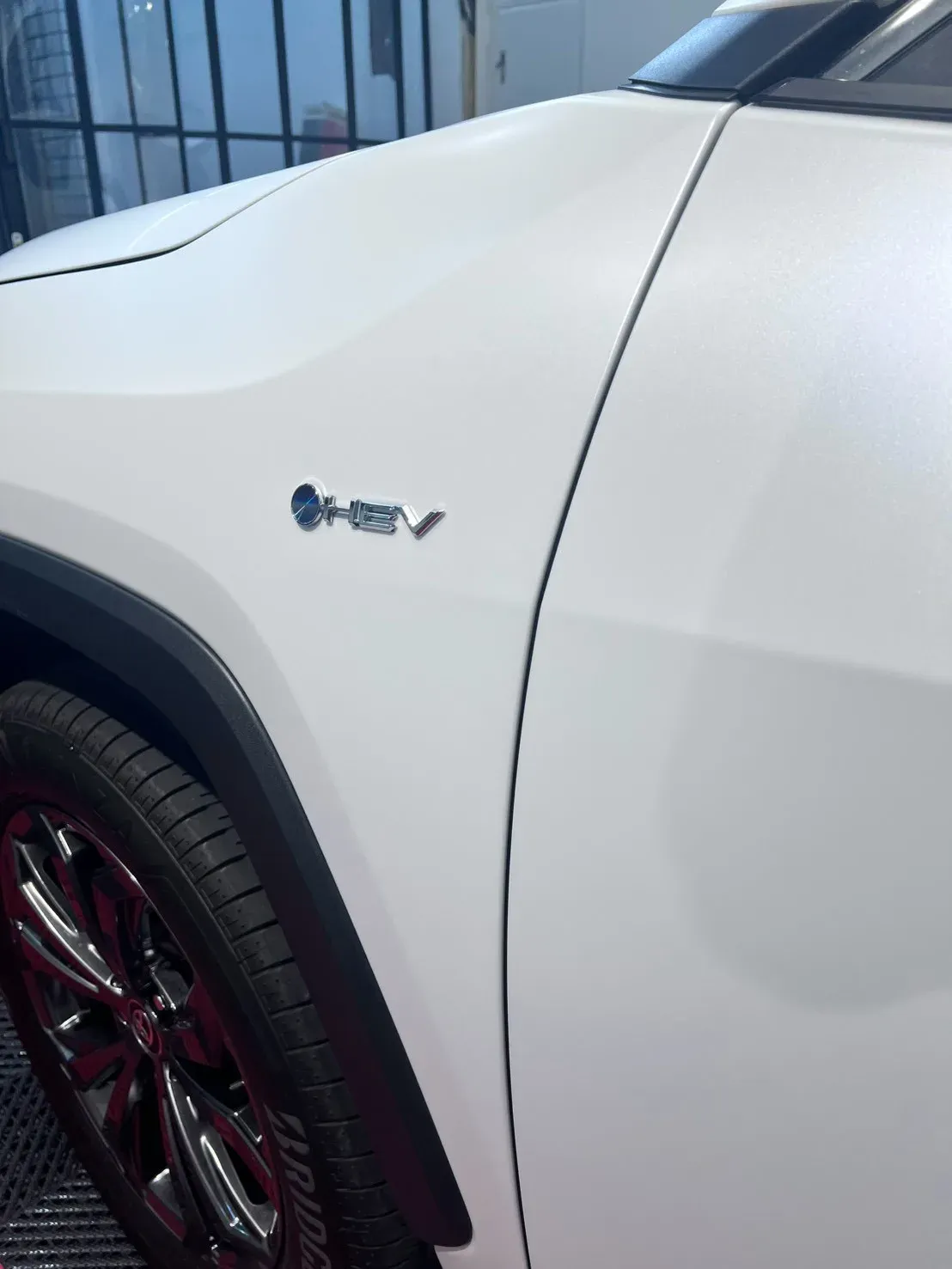 Toyota RAV4 前葉子板 HEV 徽飾與輪圈側面近景