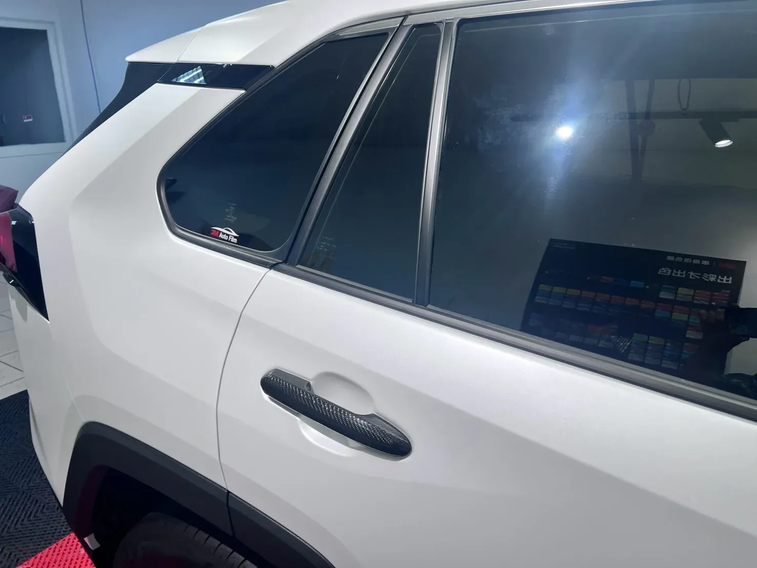 Toyota RAV4 後車門與車窗側面，消光包膜完工