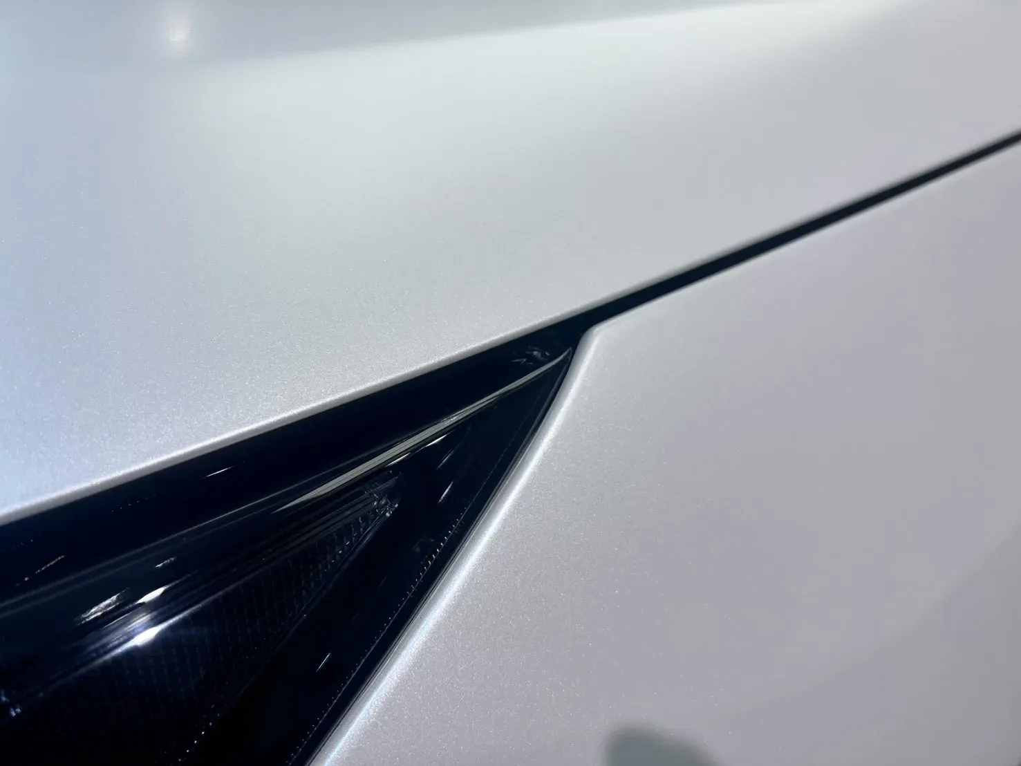 Toyota RAV4 引擎蓋與大燈接縫的消光犀牛皮細節