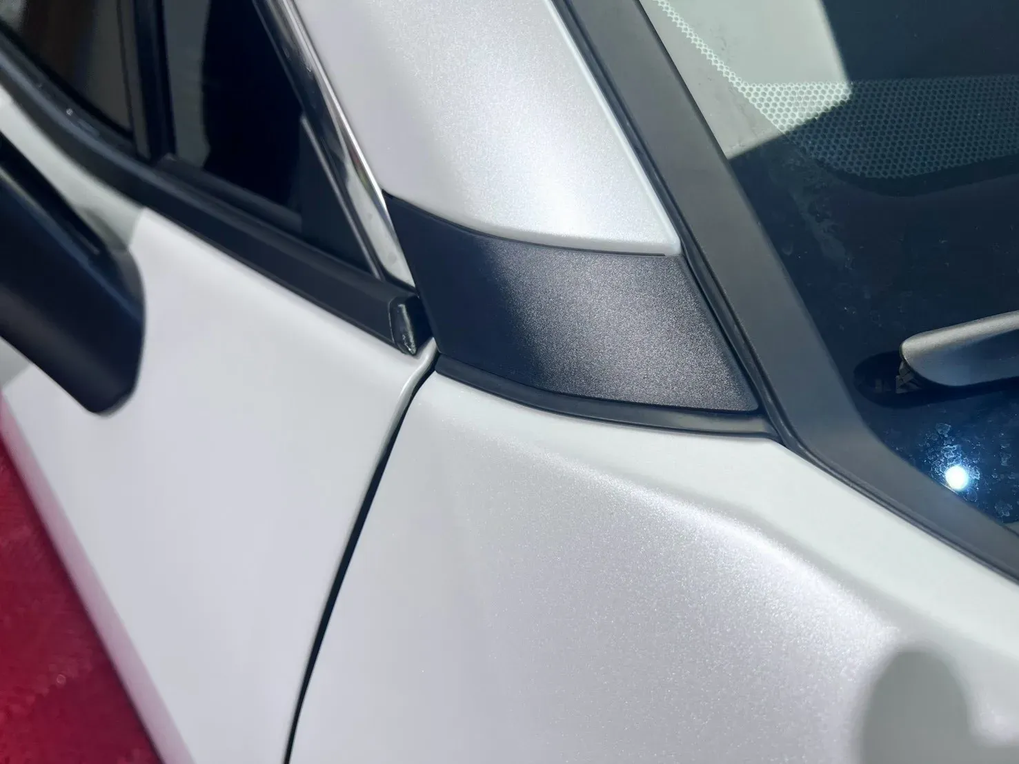 Toyota RAV4 A 柱三角窗的消光收邊細節