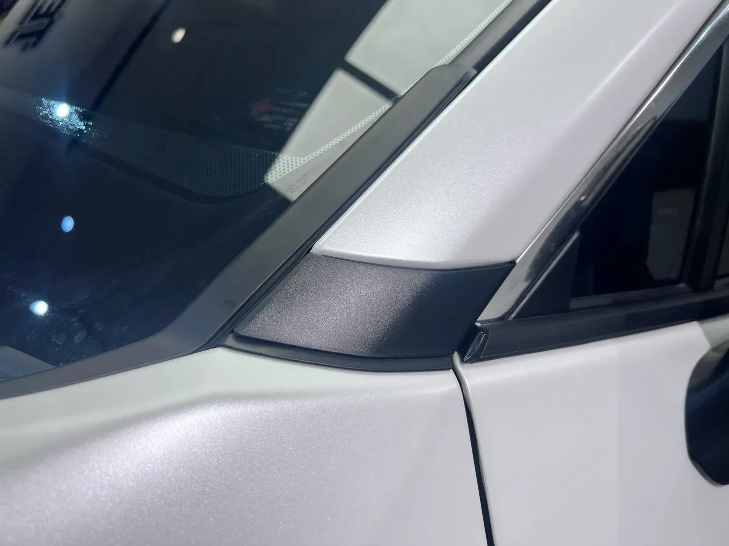 Toyota RAV4 消光白 A 柱、前擋與後視鏡座黑色飾板一帶