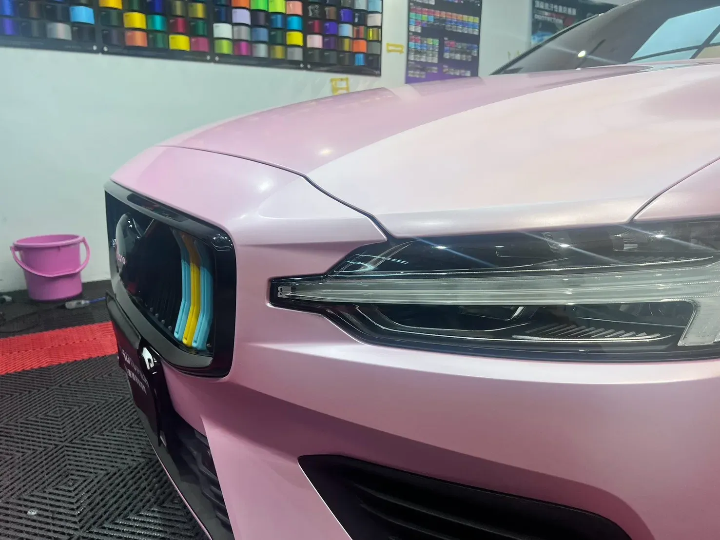 VOLVO V60 電光櫻花粉改色覆膜完工實拍（左前頭燈與水箱護罩交界）