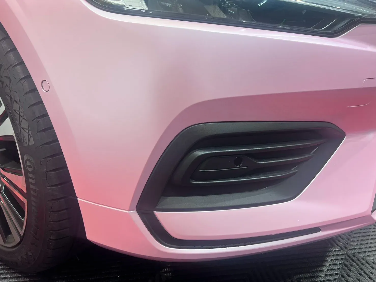 VOLVO V60 電光櫻花粉改色覆膜完工實拍（前保桿側下緣與輪拱前緣）