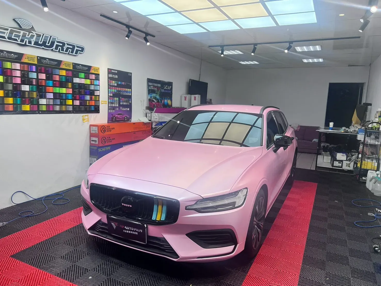 VOLVO V60 電光櫻花粉全車改色覆膜完工（車頭四分之三視角）