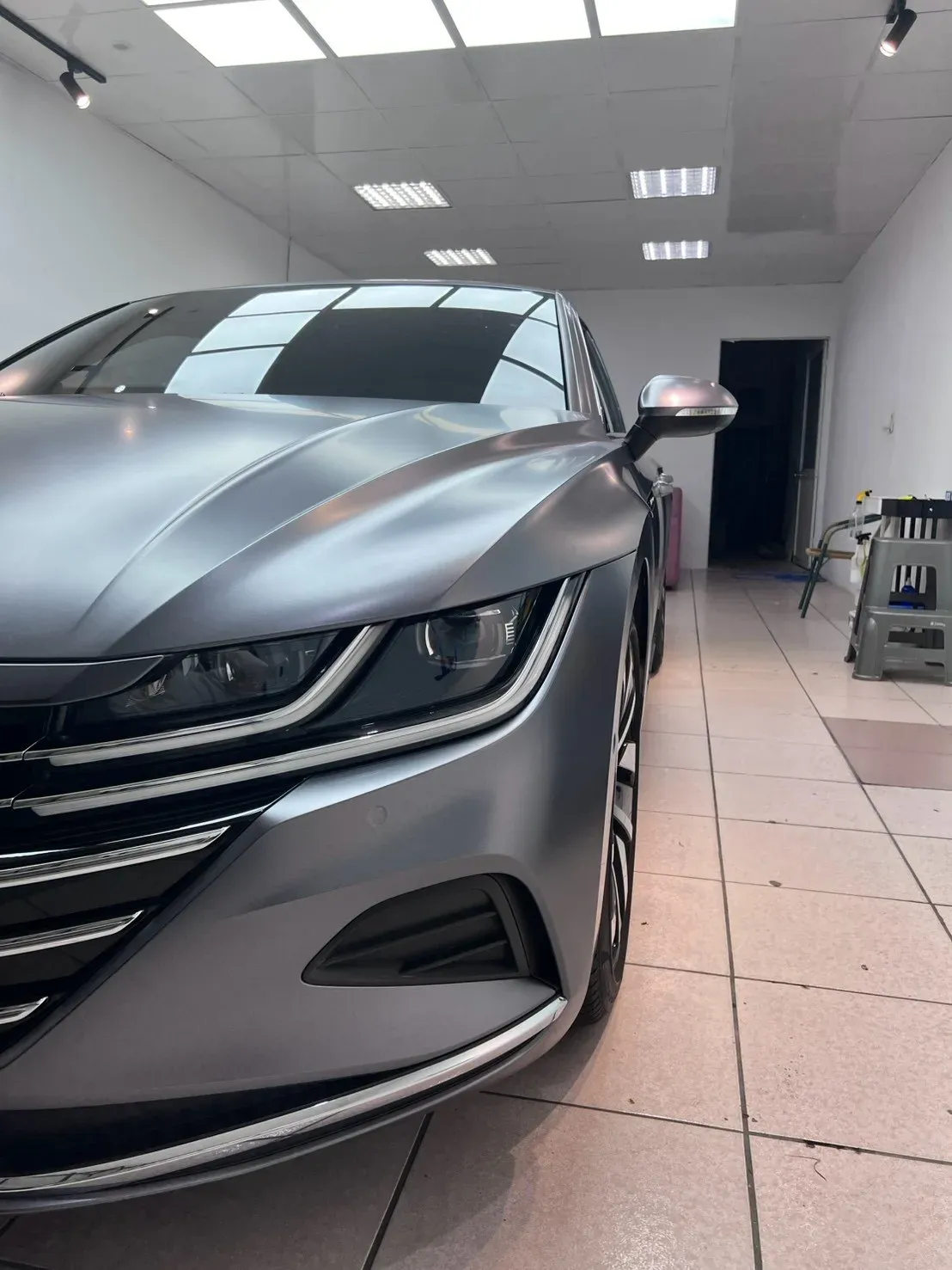 Volkswagen Arteon 深空灰改色膜車頭近距離完工視角