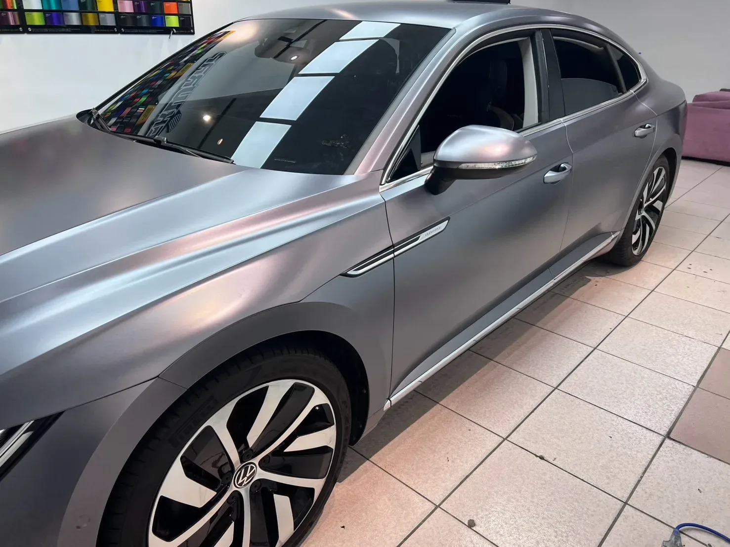 Volkswagen Arteon 車側輪拱與門板電光金屬質感視角