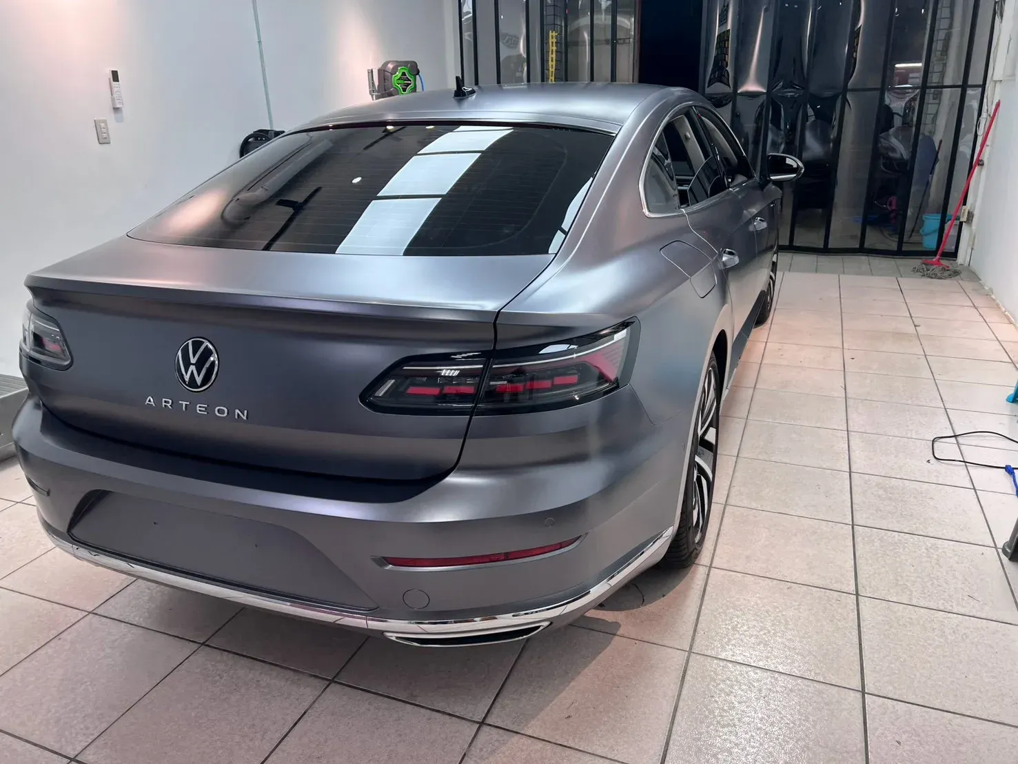 Volkswagen Arteon 另一側車尾斜後方與尾廂線條視角