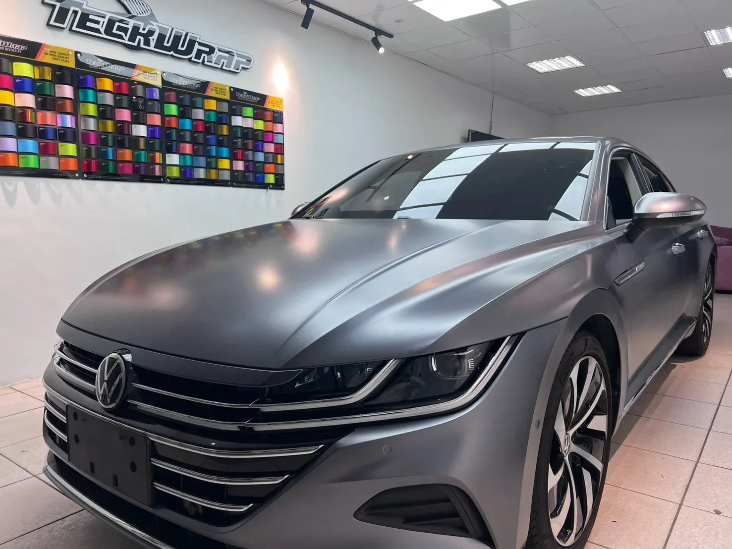 Volkswagen Arteon 電光金屬深空灰改色膜完工（車頭斜前方全車）
