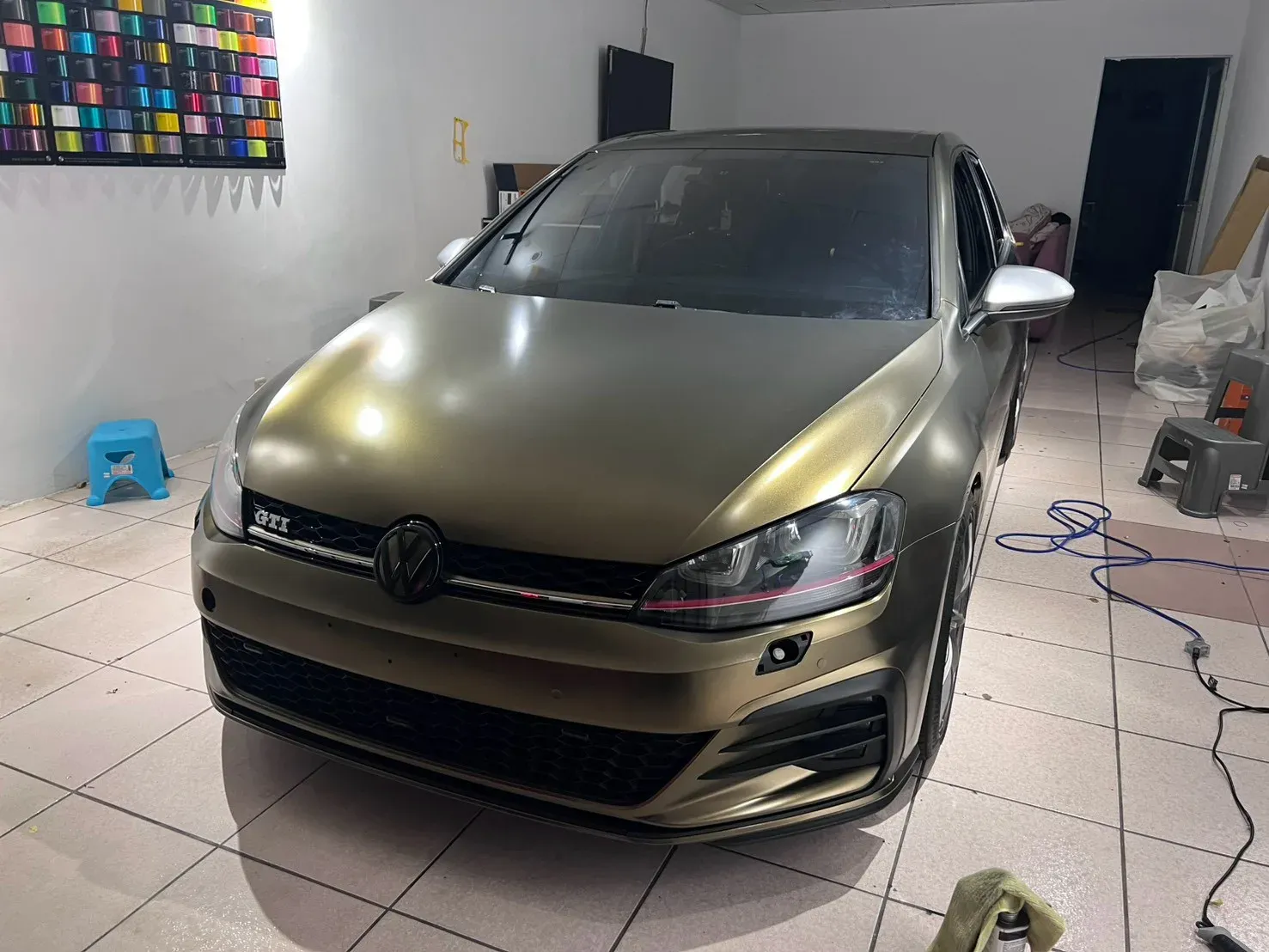 Volkswagen Golf GTI 暮光金改色膜另一側車頭斜前方全車視角