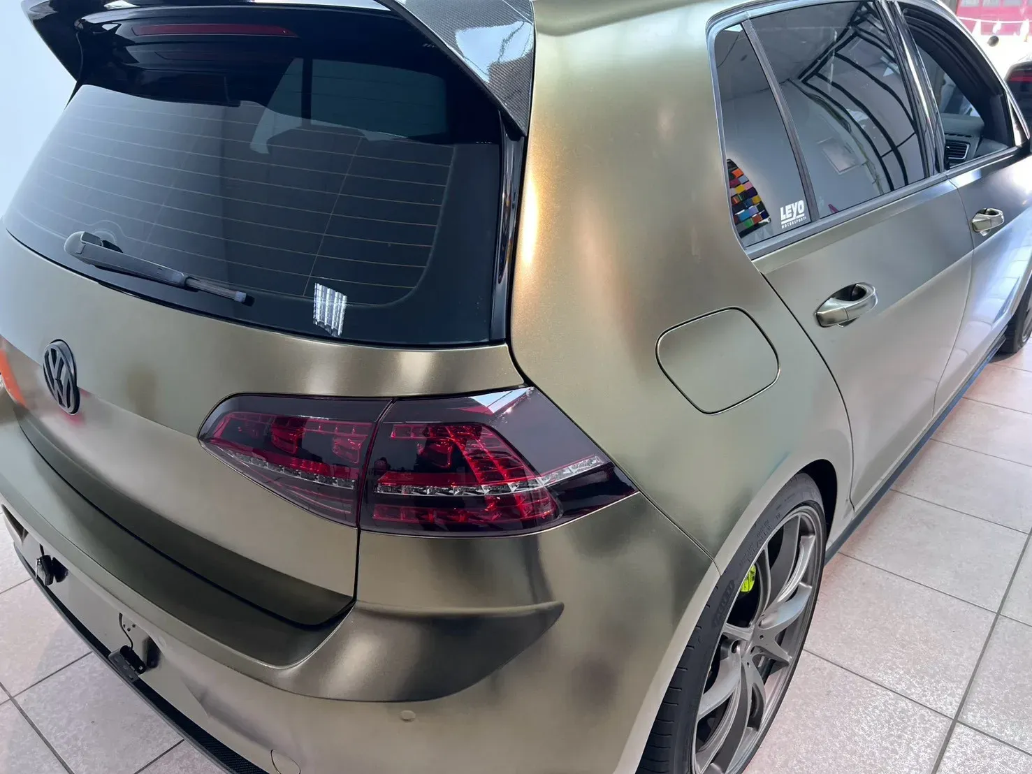 Volkswagen Golf GTI 車尾斜後方與碳纖尾翼完工視角