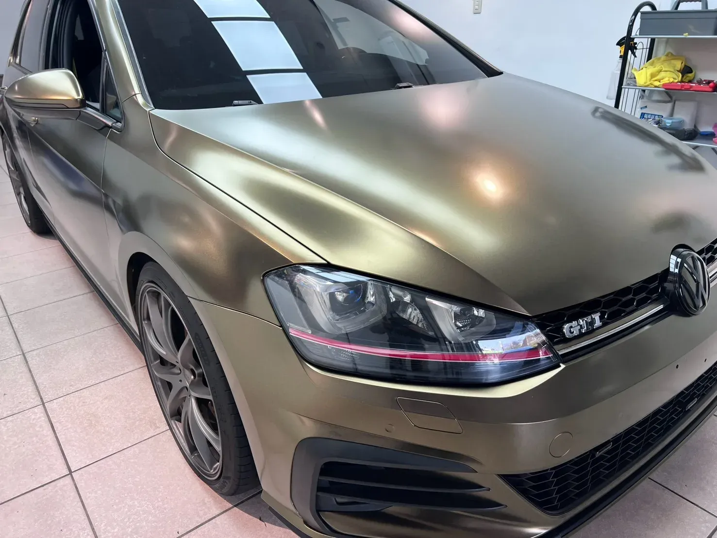 Volkswagen Golf GTI 車側前半部暮光金金屬質感近拍