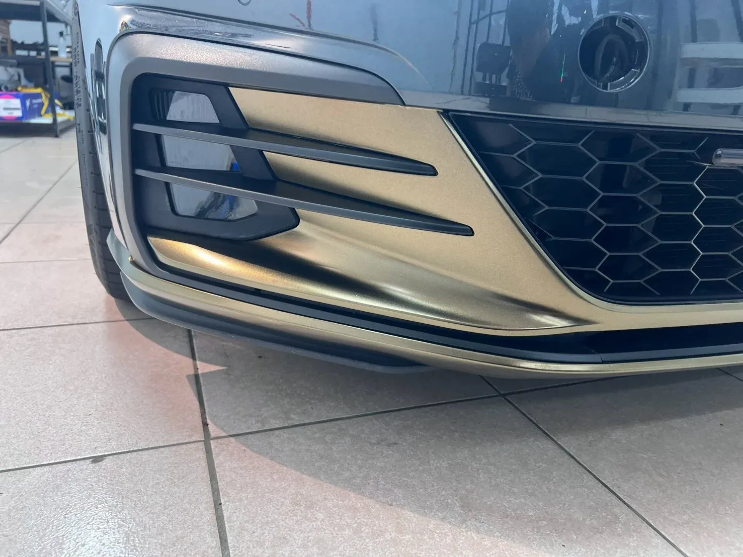 Volkswagen Golf GTI 前保桿霧燈區改色膜包覆細節