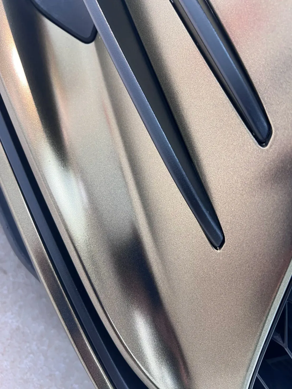 Volkswagen Golf GTI 引擎蓋散熱孔線條改色膜收邊近拍