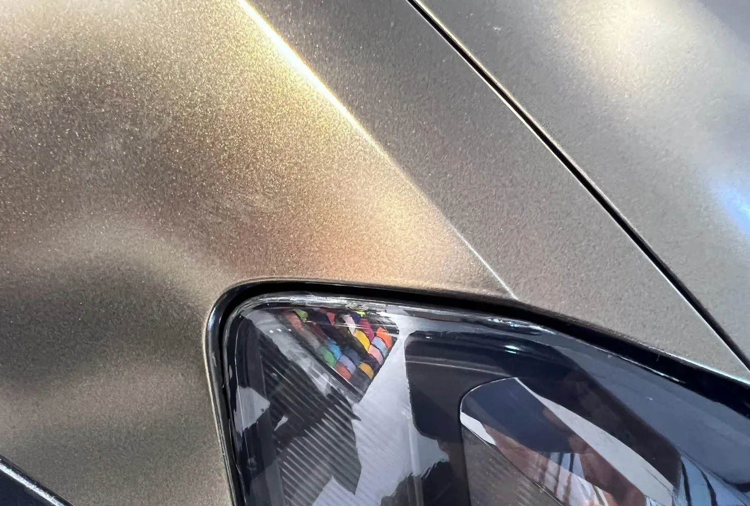 Volkswagen Golf GTI 暮光金前葉子板與頭燈交界的角度色差