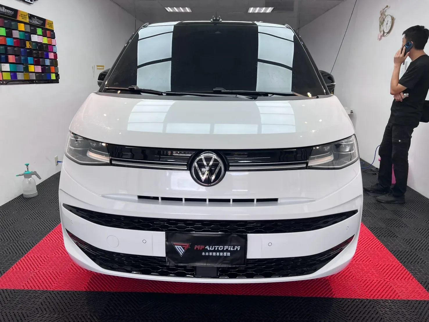 Volkswagen T7 Multivan 車頭正面完工照，鑽石白改色質感