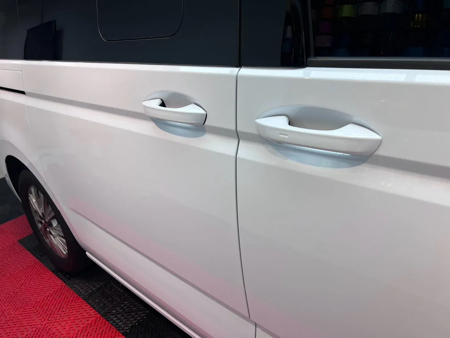 Volkswagen T7 Multivan 側滑門與門把的改色包覆細節