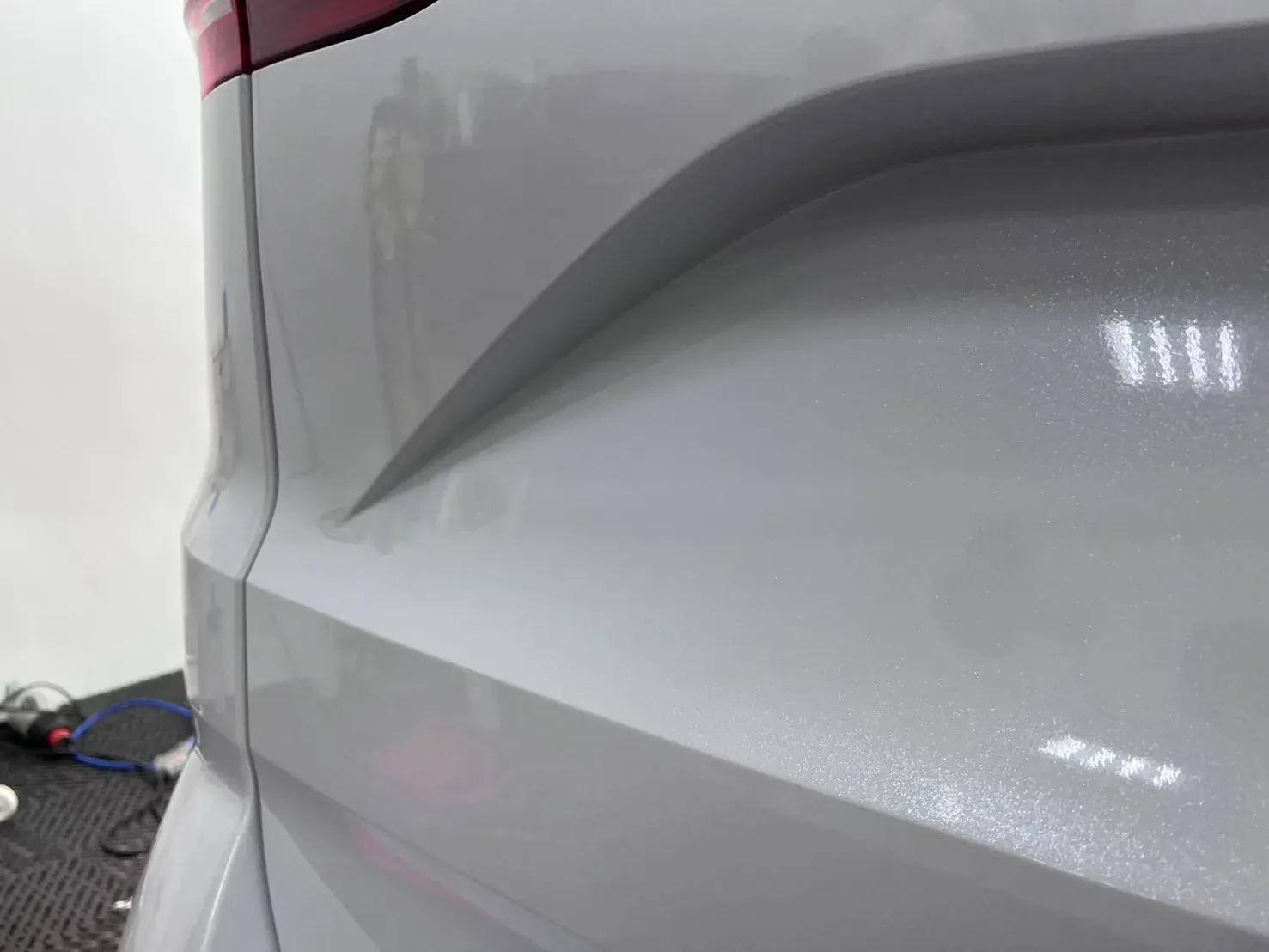 Volkswagen T7 Multivan 尾門與尾燈接縫的收邊細節