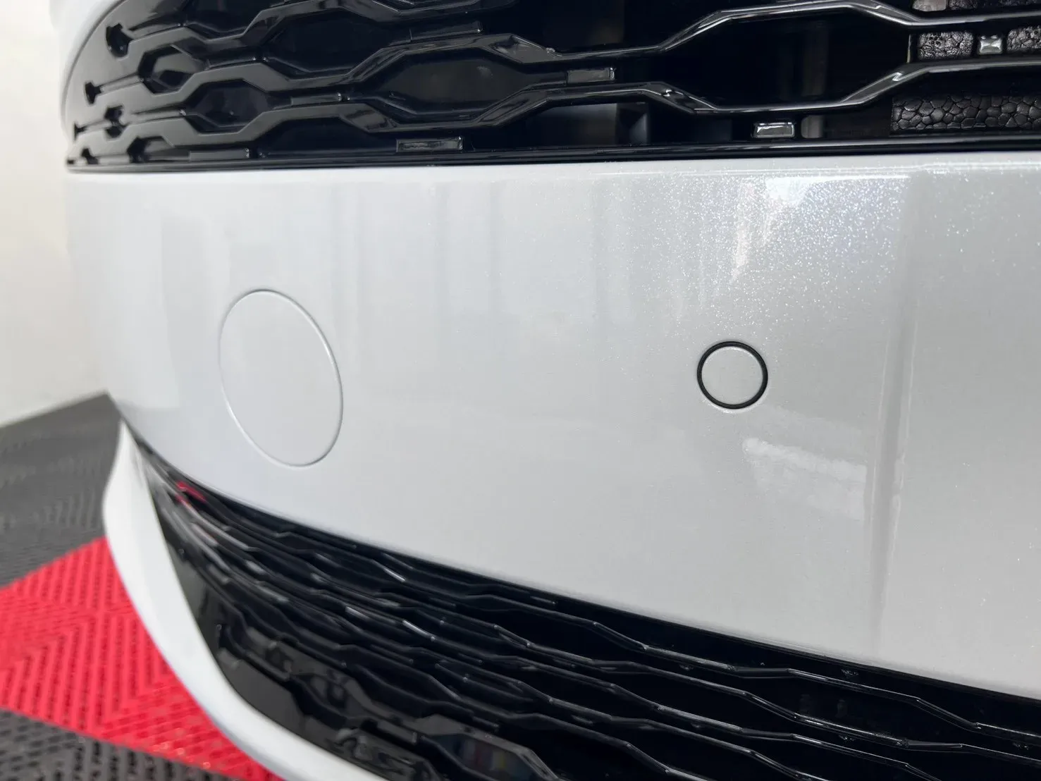 Volkswagen T7 Multivan 水箱護罩與前保桿的包覆細節