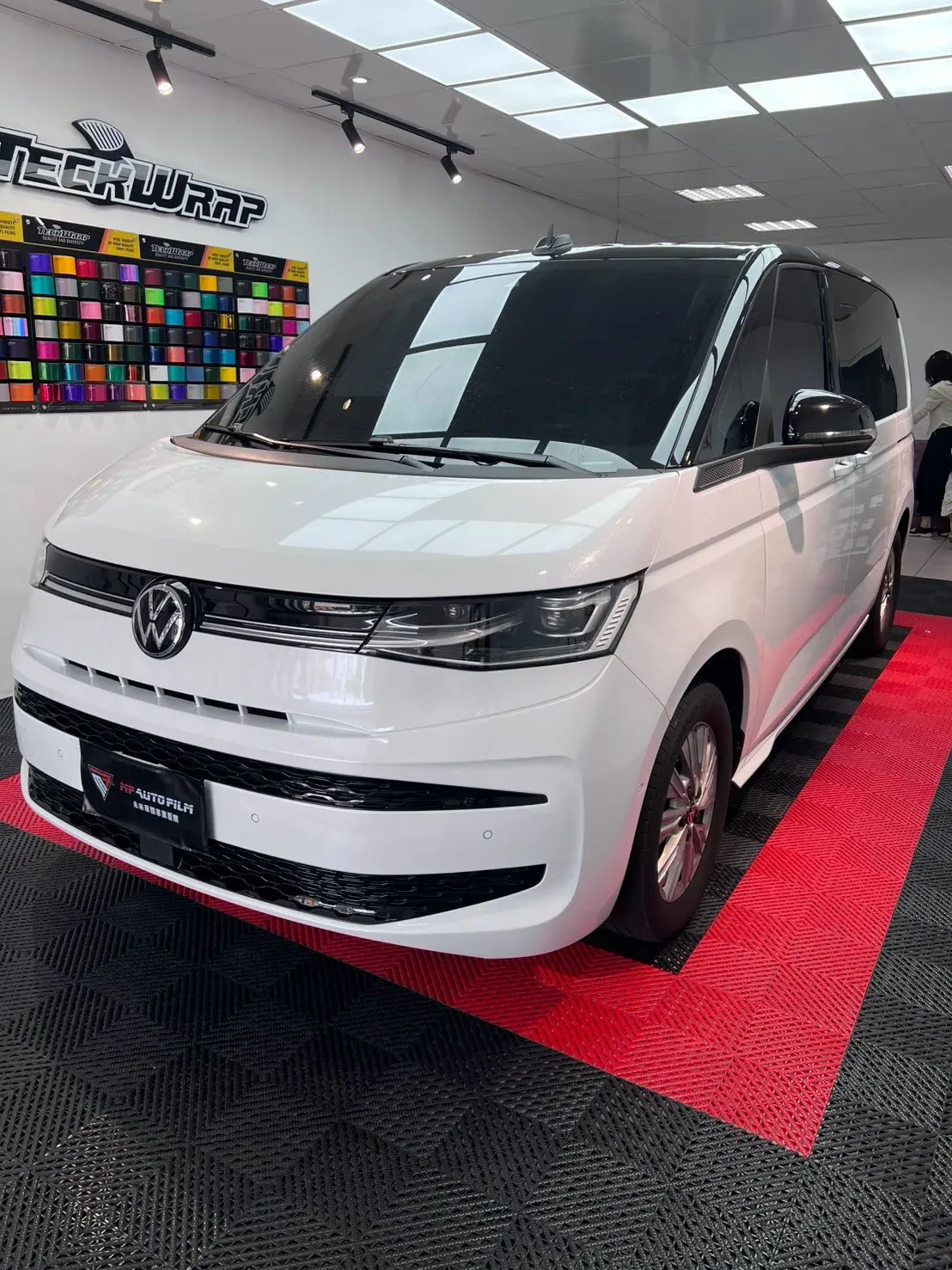 Volkswagen T7 Multivan 鑽石白改色犀牛皮完工（前 45 度全車）
