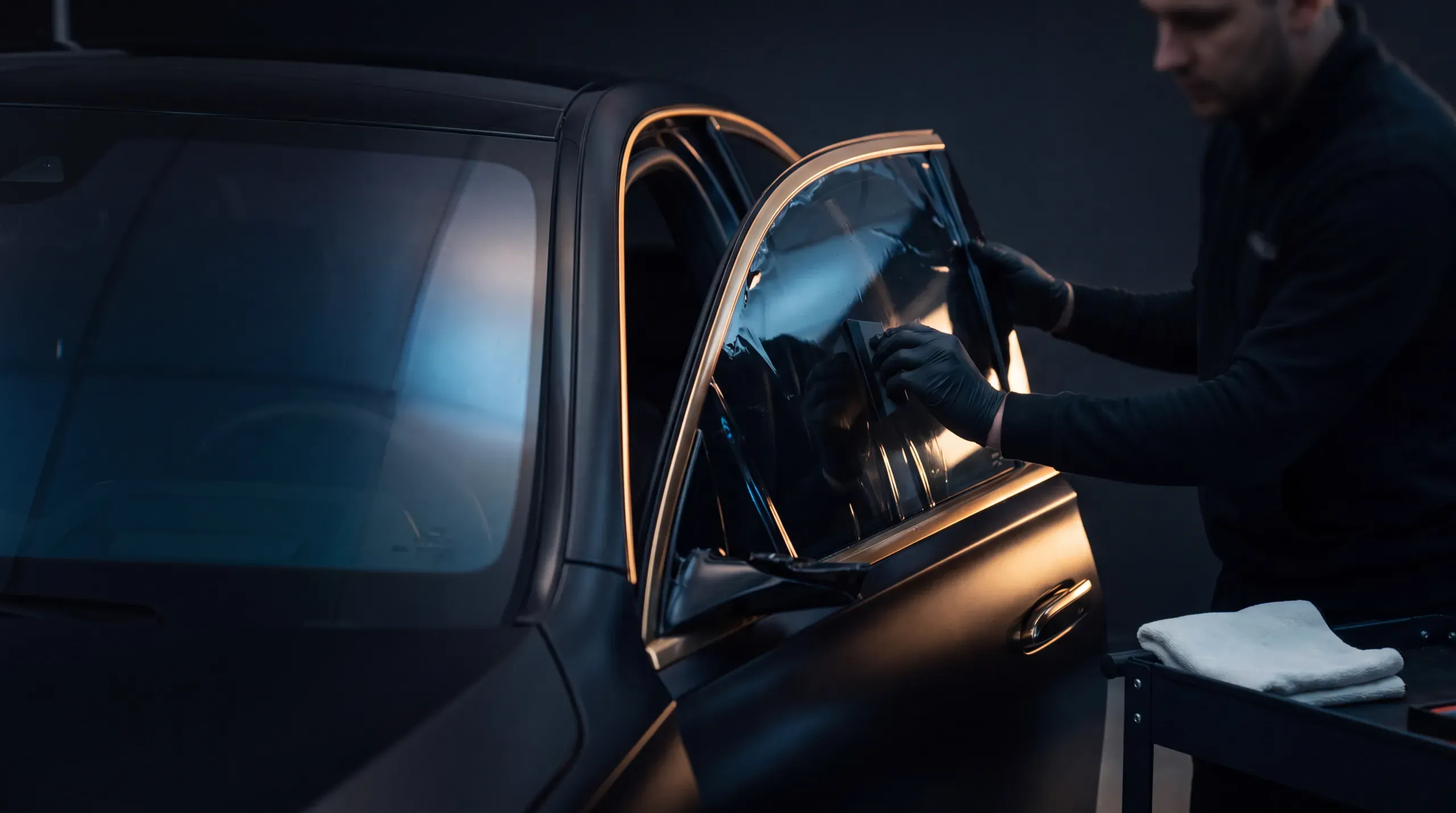 NOIR 諾爾施工棚 — 汽車隔熱紙前車門玻璃貼膜作業